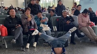 Một cậu bé hip-hop năm tuổi nhảy trong phòng chờ, cậu ấy thật tuyệt vời!