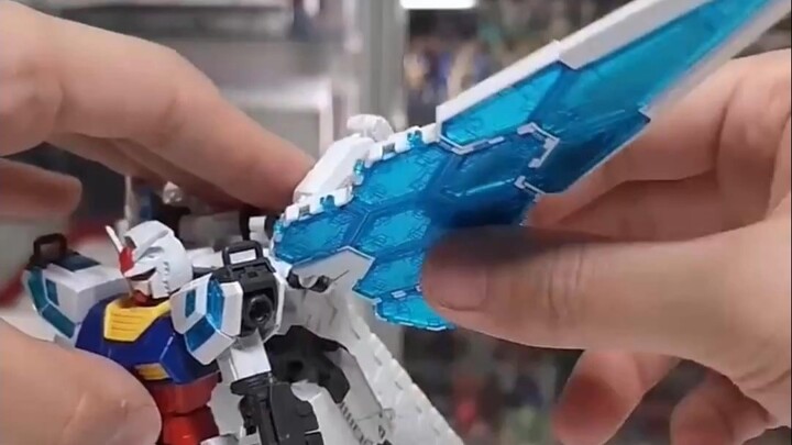 非常喜欢万博2025元祖 RX78-F00/E的设计 但是那个举手的姿势真的好蹩脚