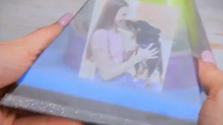 สี่ปีหลังจากที่ฉันเสียชีวิต คุณยายหยิบโทรศัพท์มือถือเครื่องเก่าของฉันออกมาแล้วโทรหาหลิวรูหยาน