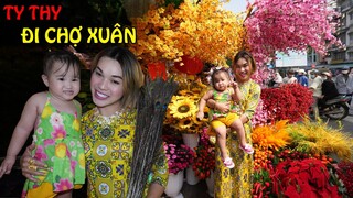 Ty Thy dẫn con gái Mỹ Tiên đi chơi chợ Tết đông vui nhộn nhịp - Ty Thy Vlog Gỏi đu đủ