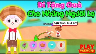 Play Together | Mạnh Giả Làm "NGƯỜI GIÀU" Đi Phát Quà Cho Người Lạ ^^ Ấm Lòng