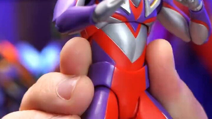 Leather-covered real bone sculpture, Ultraman Tiga is here [not a toy]