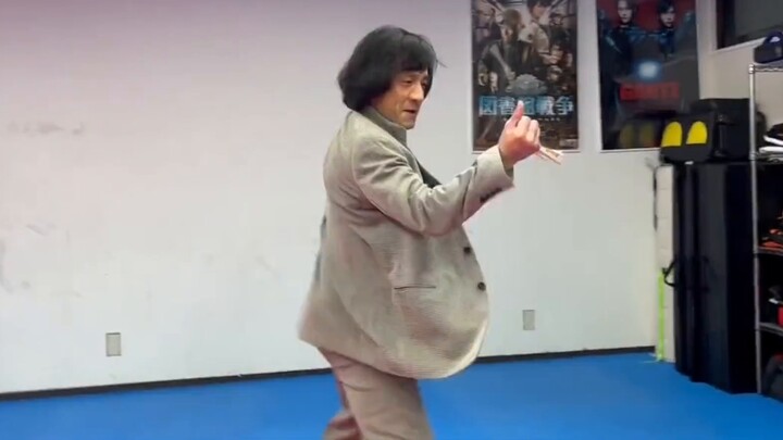 Gerakan terkenal Jackie Chan "Cara menggunakan kipas angin"