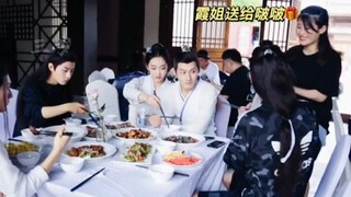 综上所述为什么王一博肖战不官宣，当年wf送礼物名场面，肖战你谢谢什么，你完什么，你一脸自豪是怎么回事，你们骂自己可以，不要带王一博肖战谢谢