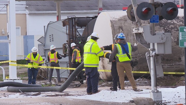 Greater Cincinnati resident witnesses train derailment happen, substance leaks contained