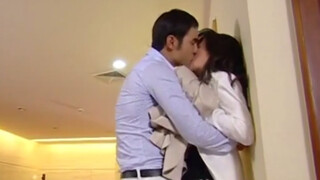 [Fated to Love You] Ji Cunxi burst into emotion and pressed Xinyi against the wall and kissed her ma