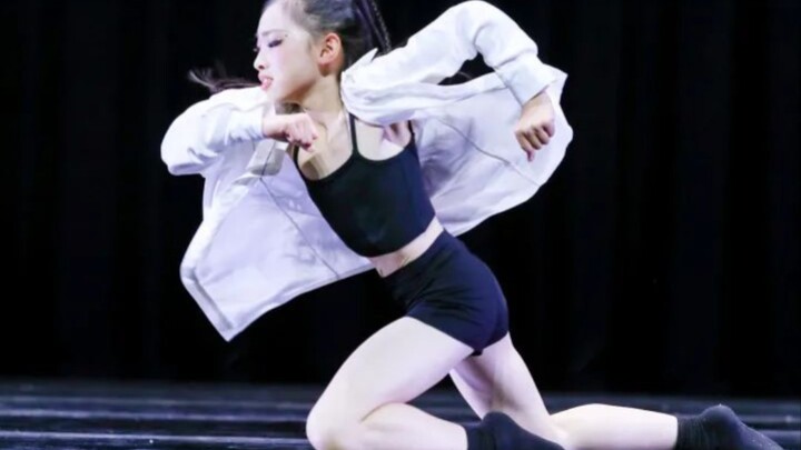 "It's Dawn" Modern Dance Performer: He Jinxuan Choreography: Ling Xuan