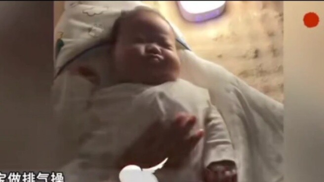 Lakukan senam gas untuk bayi Anda. Saya tidak bisa membayangkan betapa tidak nyamannya gas di perut.