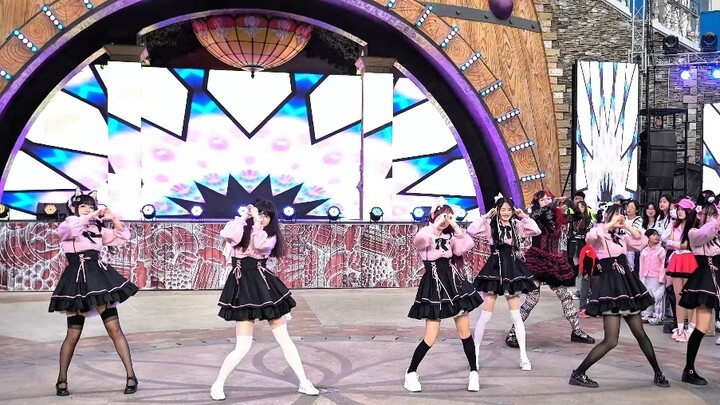 Seluruh kelompok gadis-gadis cantik dari House Dance Alliance menari mengikuti lagu "Stand at Ease"