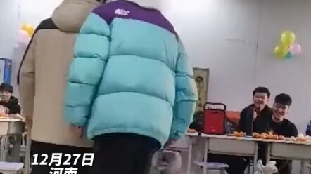 班级组织娱乐活动，校长和学生玩“抢凳子”。 网友“好你小子，干得漂亮”（来源：雪姐会修车）