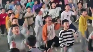广东潮汕英歌舞，连几岁萌娃都跳的有模有样，这应该就是文化传承吧！