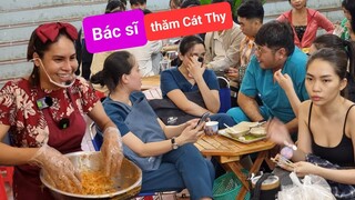 Bác sĩ mổ bất ngờ ghé thăm DIVA Cát Thy bánh tráng trộn - Ẩm thực Cha Rồng