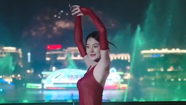 恰好遇到了喷泉，恰好赶紧舞一曲