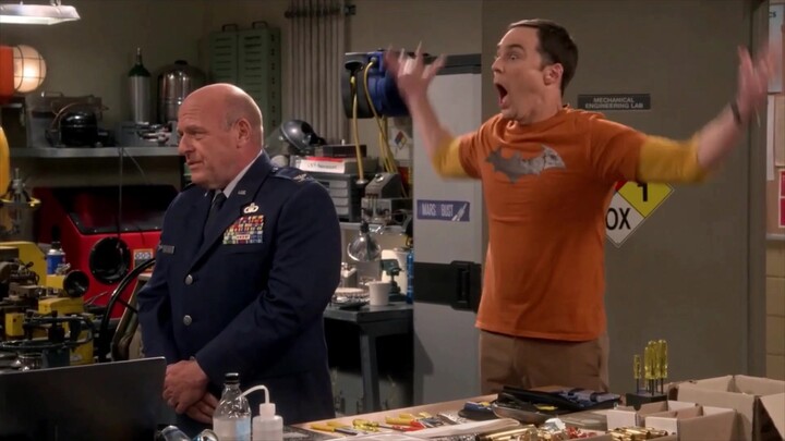 [TBBT] Đại tá: Tôi đến từ MIT. Sheldon: Đó chỉ là một trường dạy nghề trung học