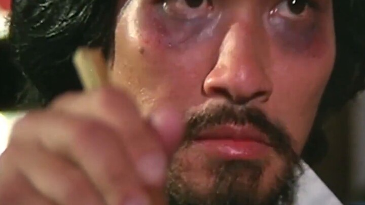 In the chicken-eating scene in movies and TV shows, an old beggar eats boiled chicken without even u