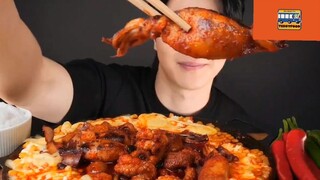 Mukbang bạch tuộc sốt cay khổng lồ phần 1 #anngon