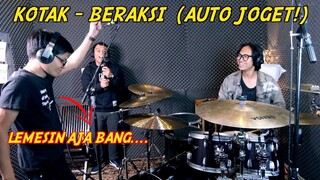 LAGU KOTAK DIMAININ 3 DRUMMER JADI GINI YA?