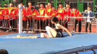 "Setiap tahun di pertemuan olahraga, selalu ada seseorang yang hampir menjadi dewa!!!"