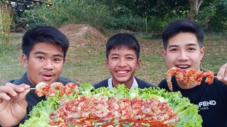 กุ้งสดเสียบไม้ นํ้าจิ้มเด็ด ทั้งเผ็ดทั้งนัว