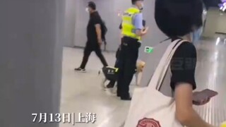A police dog was on duty at a subway station, and a passing woman fanned it#百观世界#