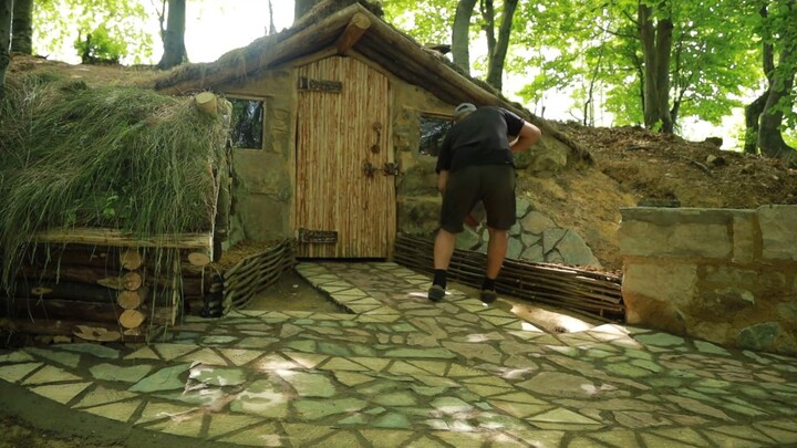 The guy entered the wild mountain, and the first-hand skills are really amazing. The 5m2 hut is quit