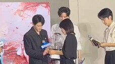 Tan Jianci played buy one get one free game at the event, and was asked to sing when he drew the emo