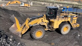 Caterpillar 992G Wheel Loader Loading Coal On Trucks With One Pass - Sotiriadis_