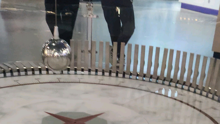 Saat pendulum Foucault menjatuhkan sepotong besi di Museum Sains dan Teknologi Shandong