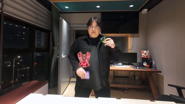 [Lively] On the surface, he is a voice actor, but secretly he is a Kamen Rider!