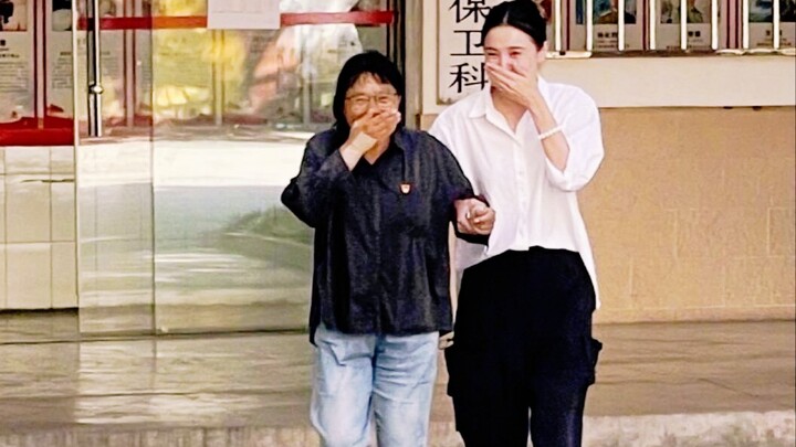 【电视剧山花烂漫时】采访 宋佳拜访张桂梅校长 宋佳和剧组深入丽江华坪拜访张桂梅校长 通过观察张校长来更好的理解角色 俩人交流中无意间同步捂嘴笑