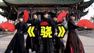 【不齐舞团】国庆不打烊，重庆舞团闪现香港街头。从利东街到维多利亚港，从香港故宫到重庆鸿恩阁，舞动青春，渝港联动！一起感受这份独特的国庆氛围吧！