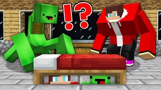 JJ and Mikey Hiding Under The Bed From GOLEM MUTANTS in Minecraft - Maizen Nico Cash Smirky Cloudy