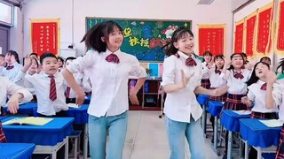 【3.20】穿牛仔裤的学习委员和班长，感觉还是好看~