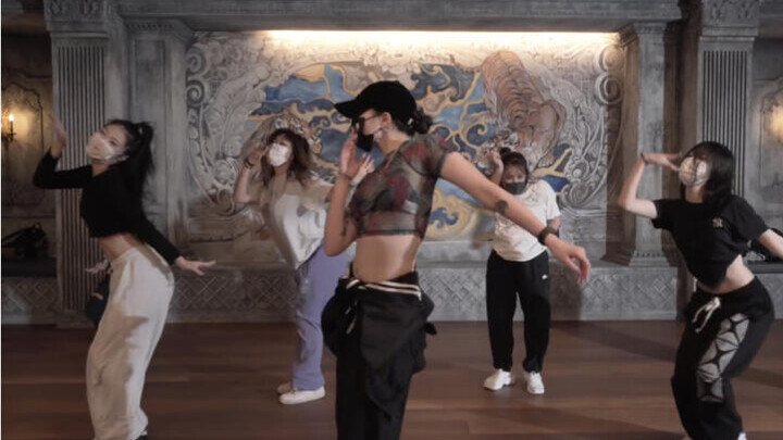Koreografi LALISA oleh Studio YGX Korea
