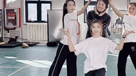 Nhóm có điểm cao nhất trong lớp thể dục nhịp điệu trông như thế nào?