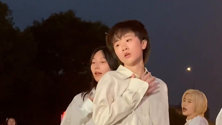 Wow, this is the first time I've seen such a smooth dance cover.