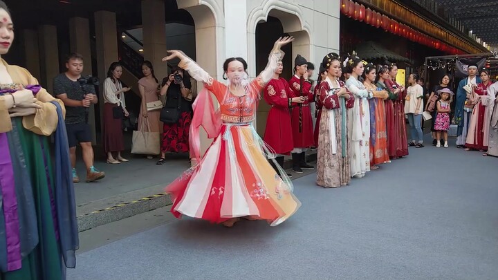 The popular Hu Xuan Dance at the Hanfu Hidden Market event in the Western Market of the Tang Dynasty