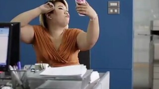 Quảng cáo hài hước của Thái Lan: Đồng nghiệp giả vờ bận rộn trở lại