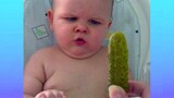 พยายามอย่าหัวเราะ เด็กตลกกินแตงกวาดองเป็นครั้งแรก วิดิโอตลก