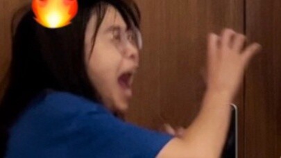 Prank! He pretended to take a shower in the hotel and suddenly appeared in front of his girlfriend..