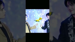 💘aahh how adorable😍 they look together💕💋 #jimmysea #sea_tawinan #jimmyyjp #bl