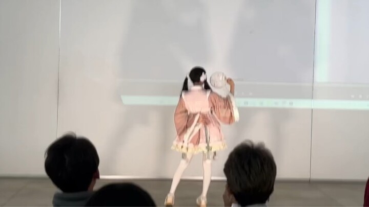 Reaksi panggung menari otaku gaya Cina di universitas Jepang