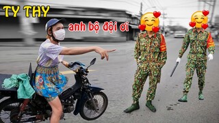 Ty Thy bất ngờ gặp được ANH BỘ ĐỘI đẹp trai - Ty Thy Vlog gỏi đu đủ