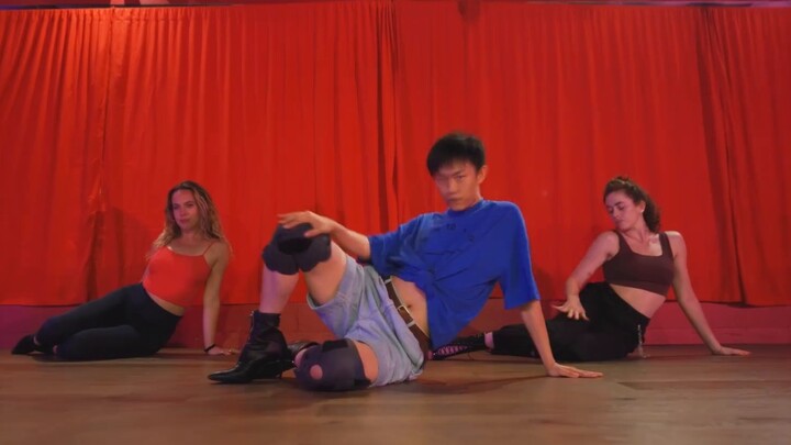 [Red House] What is it like for the Baron to dance in high heels in the Red House?