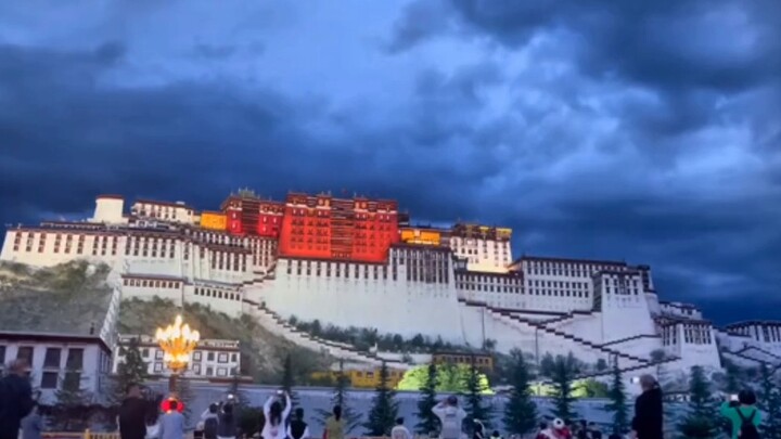 The moment the lights of the Potala Palace are turned on