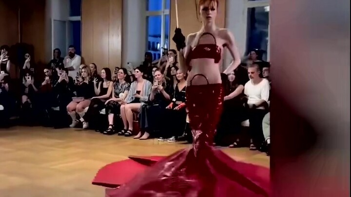หนุ่มจีนเลียนแบบแฟชั่นโชว์ของ Balenciaga ทำให้เกิดการโต้เถียงอย่างดุเดือดในหมู่ชาวเน็ตทั่วโลก: คนจีน