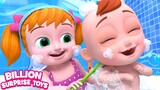 Dolly dan Johny menunjukkan kepada bayi cara mandi busa - Kids Cartoon