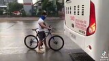 Bike binangga ang Bus 🤣