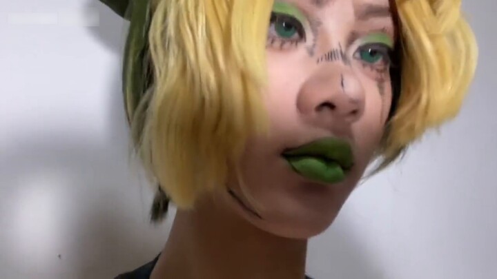 Jolyne Kujo cosplays hitting the camera! If you don't watch it, you will regret it for the rest of y