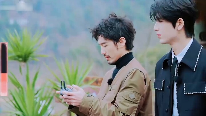 He ran away and she chased him! Don't dare to get close! Bai Yu unconsciously took a step closer whe